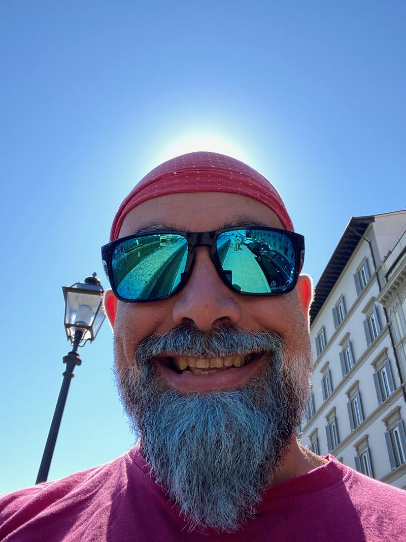 David hoy, sonriendo al sol con gafas de sol