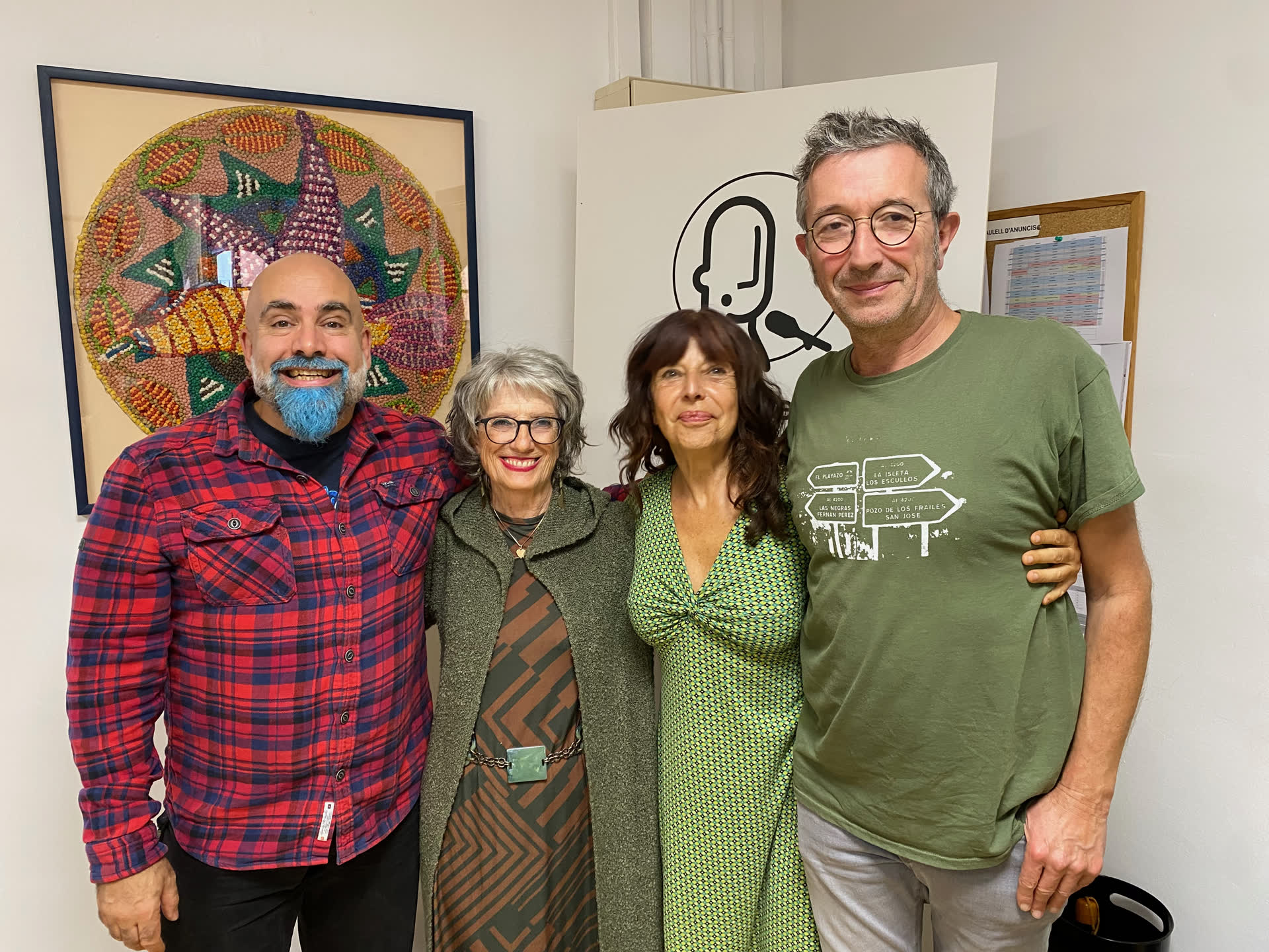 Foto de grupo en el estudio 1 de Ràdio Arenys con el equipo de Homes y los invitados del programa, Pilar Doblado y Thierry
