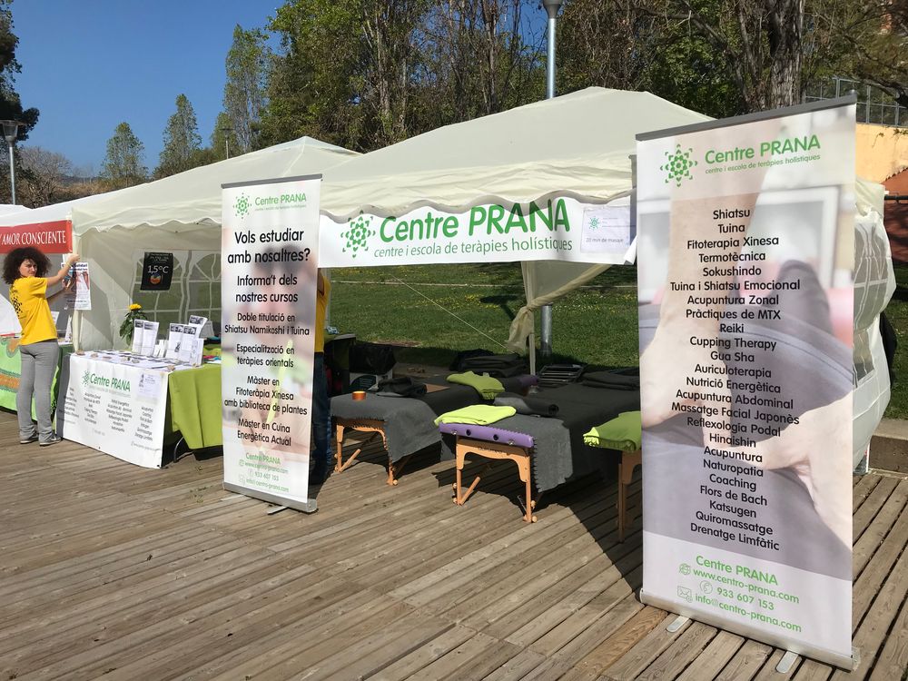 Parada del Centre Prana con el listado de técnicas: shiatsu, tuina, acupuntura, moxibustión y más