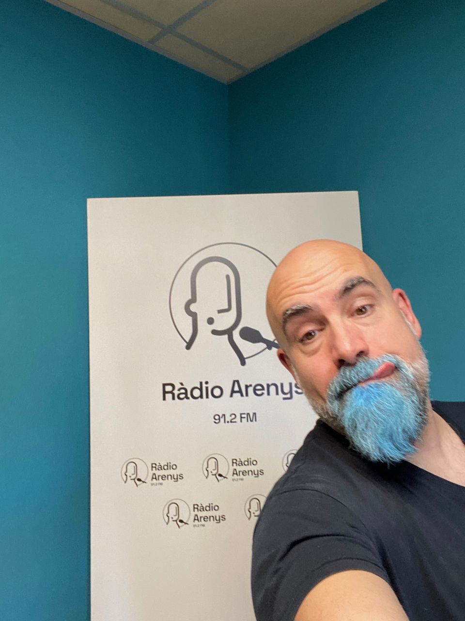 David delante del cartel de Ràdio Arenys 91.2 FM